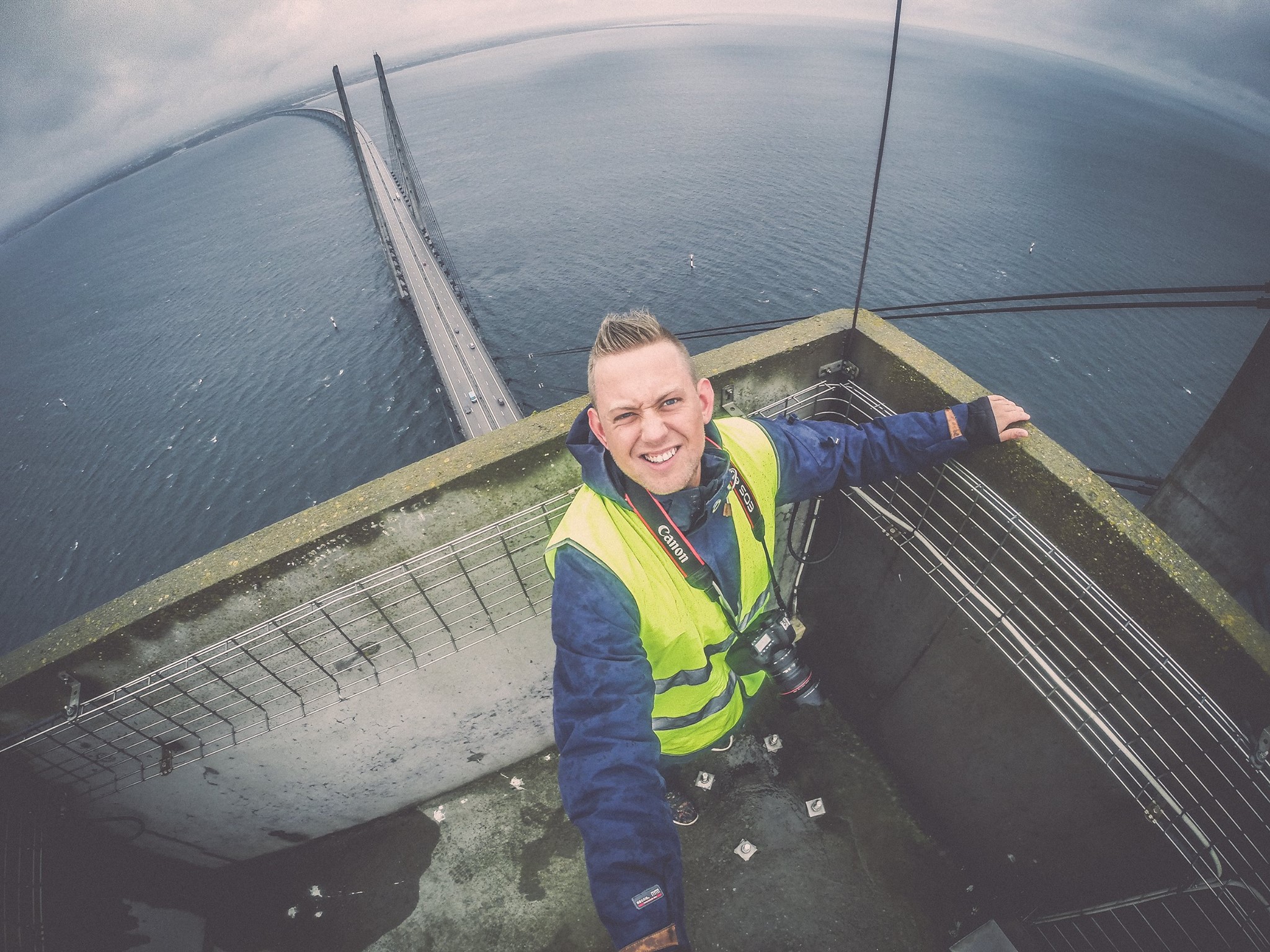 Videojournalist hos mx på toppen af Øresundsbron